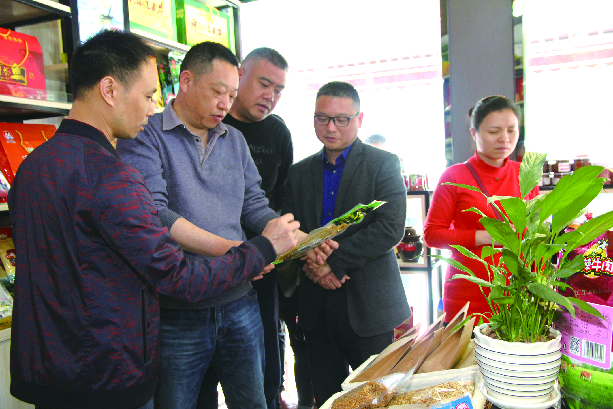 集團公司董事、副總經(jīng)理何偉紅帶領(lǐng)骨干學(xué)員在郴汽集團考察“郴味特產(chǎn)”